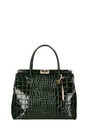 Sac à main vert foncé brillant avec texture crocodile, poignée supérieure, fermoir doré et bandoulière en cuir suspendue avec un petit charm serrure.