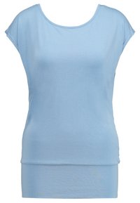 Haut féminin bleu clair à manches courtes et encolure dégagée, avec un large ourlet en bas, présenté sur un fond blanc.