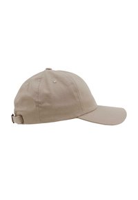 Gorra de béisbol de algodón beige con visera curvada, correa ajustable en la parte posterior y diseño de seis paneles con ojales de ventilación.