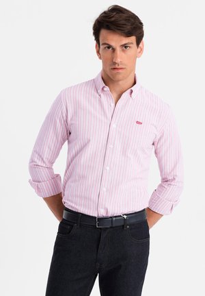 Roze en witte gestreepte shirt met een button-down kraag, lange mouwen opgerold, met een klein geborduurd logo op de borst.
