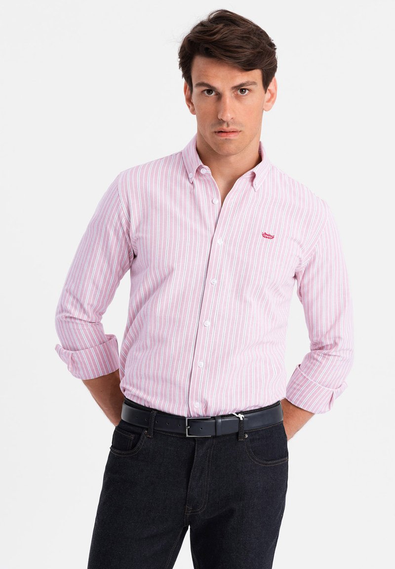 Roze en witte gestreepte shirt met een button-down kraag, lange mouwen opgerold, met een klein geborduurd logo op de borst.