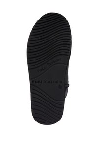 Czarna gumowa podeszwa z falistym wzorem, z tłoczonym napisem "Wodoodporny" oraz "EMU Australia". Wytrzymała i zaprojektowana z myślą o przyczepności.