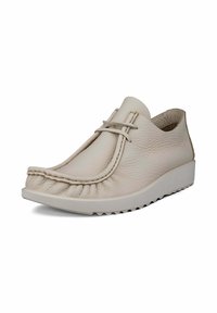 Scarpa in pelle beige con punta arrotondata, dettagli unici nelle cuciture e suola imbottita. Presenta una texture morbida e un design minimalista.