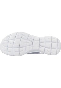 Suela de zapatilla blanca con un diseño de goma texturizada que presenta múltiples patrones rectangulares y redondeados para mejorar el agarre y la tracción.