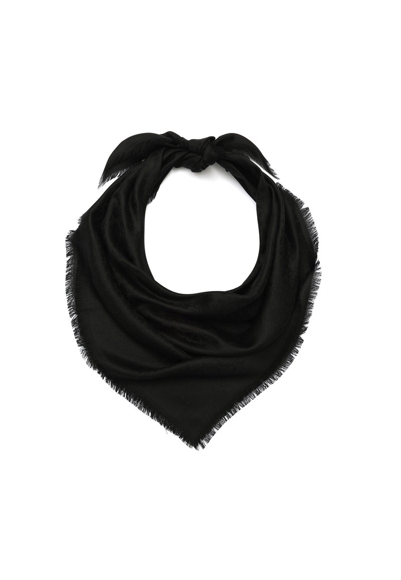 Mustavilla pehmeä huivi, joka on muotoiltu kolmiomaiseksi ja jossa on rispaantuneet reunat sekä keskellä solmu päällyksessä sitomista varten.