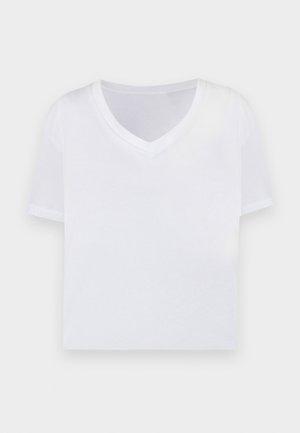 Hvid cropped t-shirt med v-hals, korte ærmer og et glat, let materiale. Ingen mønstre eller synlig hardware. Simpelt design.
