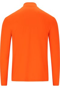 Långärmad skjorta i ljus orange tyg, med krage och slät yta. Inga synliga mönster eller detaljer i metall.