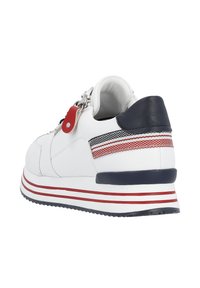 Weißer Sneaker mit marineblauem Fersenbereich und roten Akzenten, ausgestattet mit einer strukturierten Sohle und gestreiftem Detail an der Seite. Reißverschluss im oberen Bereich.