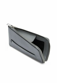 Portefeuille en cuir gris avec fermeture éclair, arborant un design élégant, une texture lisse et une poche extérieure avec logo. L'intérieur est noir.