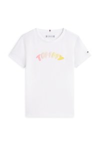 Λευκό T-shirt με κοντό μανίκι και παστέλ γράμματα "TOMMY" σε ροζ, μπεζ και κίτρινο στο στήθος, με μικρό λογότυπο σημαίας στο δεξί μανίκι.