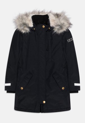 Parka d'hiver noire avec capuche bordée de fourrure, boutons pression dorés, poches avant et bandes réfléchissantes sur les manches, sur fond blanc.