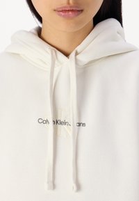 Calvin Klein Jeans MONOLOGO REGULAR HOODIE - Džemperis su gobtuvu - ivory