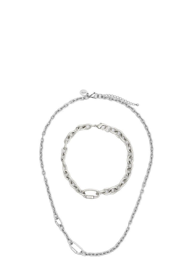 Set de bijuterii din metal argintiu, care include un colier cu lanț lung și o brățară cu lanț mai scurt, ambele cu inele interconectate și închideri tip carabină.