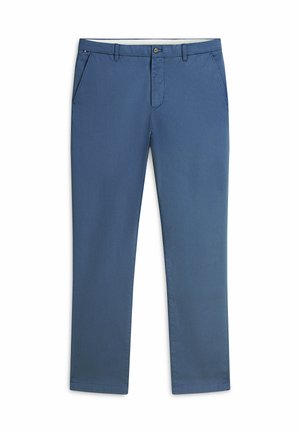 Blaue gerade geschnittene Hose mit Gürtelschlaufen, Knopfverschluss und Seitentaschen, flach auf weißem Hintergrund liegend dargestellt.