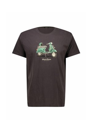 T-shirt sombre avec un graphique de scooter vintage vert et le texte "Forever Classics" sous le scooter au centre avant.