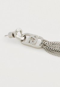 Ασημένια αλυσιδωτή σκουλαρίκια με χάντρες, με συνδεδεμένα ωοειδή και καμπυλωτά μεταλλικά στοιχεία σε λευκό φόντο.