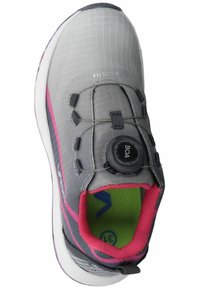 Szara sportowa sneaker z teksturowanym wierzchem, kontrastującymi różowymi akcentami, systemem sznurowania Boa oraz zielonym wnętrzem. Lekka konstrukcja.
