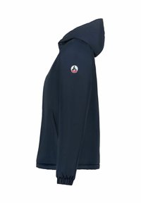 Veste légère bleu marine avec capuche, poignets élastiques et poches latérales. Dotée d'un logo rond sur la manche gauche. Texture lisse.