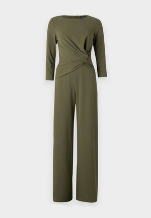 Salopetă verde măslinie cu guler rotund, mâneci lungi și un design cu față răsucită. Are pantaloni largi și un închizător cu fermoar la spate.