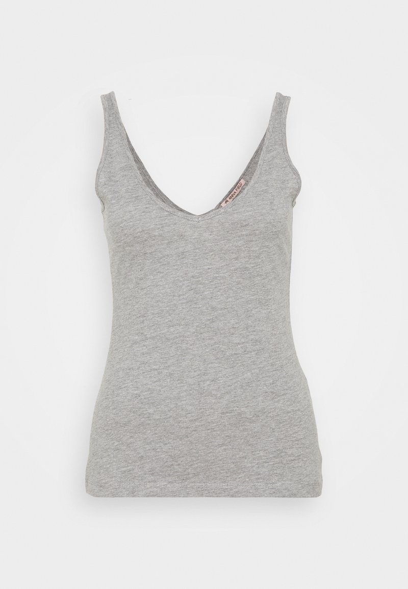 Grå ärmlös linne med djup V-ringning, tillverkat av ett mjukt bomullsblandat tyg, med en enkel design och rena kanter.