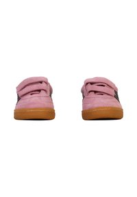 Chaussures en daim rose pour tout-petit avec double fermeture Velcro, forme arrondie et semelles en caoutchouc beige. Surface texturée avec détail de couture.