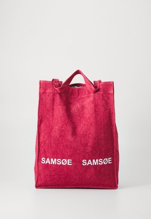 Sac en feutre rouge avec deux poignées courtes, arborant le nom de la marque "SAMØE" en impression blanche sur le devant, au design simple et rectangulaire.
