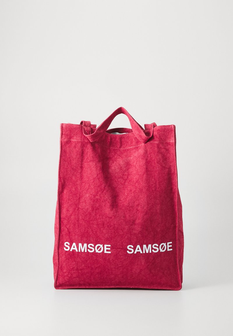 Borsa tote in feltro rosso con due manici corti, con il nome del marchio "SAMØE" stampato in bianco sulla parte anteriore, design semplice e rettangolare.