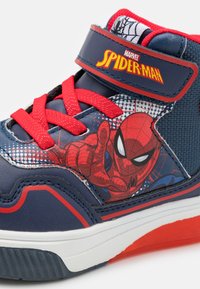 Blå og røde hi-top sneakers med Spider-Man grafikk, teksturert stoff og borrelås. Gummisåle med røde detaljer.