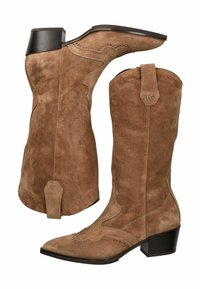 Stivali da cowboy in suede marrone, al polpaccio, con punta a forma di freccia, decorazioni a piccoli chiodi metallici, maniglie per il tiro e tacco a blocco impilato.