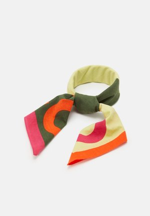 Écharpe légère avec des rayures abstraites courbes vertes, orange, roses et crème, nouée lâchement, sur fond blanc.