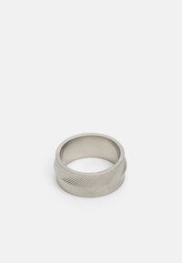 Matte sølv ring med en struktureret chevron-mønster rundt om overfladen. Glat indre for at sikre komfort, cylindrisk form.