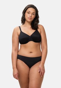 Zwarte beha en bijpassende bikinislip gemaakt van gladde stof. Beha heeft beugels en verstelbare bandjes. Simpel, minimalistisch ontwerp.