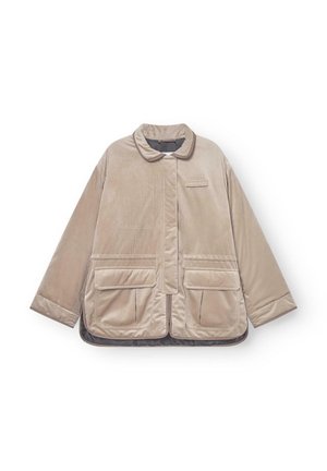 Beige gesteppte Jacke mit rundem Kragen, zwei vorderen Taschen und einem Vorderverschluss. Weiche Textur mit glatter Oberfläche.