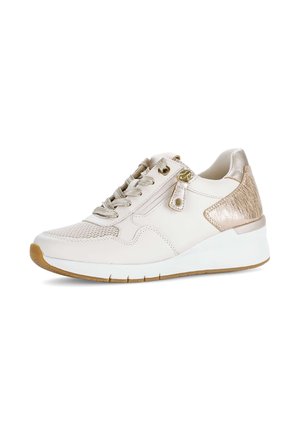 Hellbeiger Sneaker mit metallisch goldenen Mesh-Details, Schnürverschluss vorne, seitlichem Reißverschluss, gepolstertem Kragen und weißer Sohle mit braunem Profil.