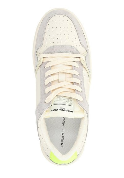 Sneaker crema e grigia con pelle perforata, dettagli in suede, lacci piatti e un particolare verde sul tallone. Marchio visibile sulla soletta.