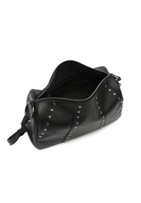 Borsa in pelle nera con finitura testurizzata, caratterizzata da borchie argento disposte decorativamente. Si apre con una cerniera e include una tracolla.