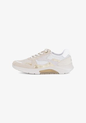 Baskets en daim beige et mesh avec des accents dorés, talon blanc, design à lacets et semelle rembourrée pour le confort.