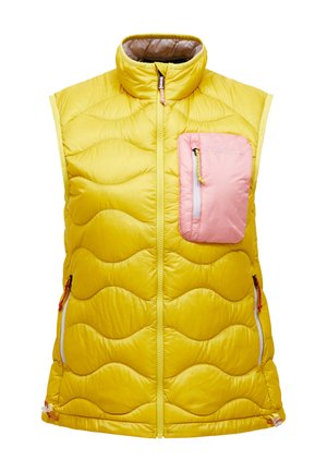 Gul quiltet ærmeløs vest med lynlås foran og kontrastfuld pink lynlåslomme på brystet, høj krave og sidelommer.