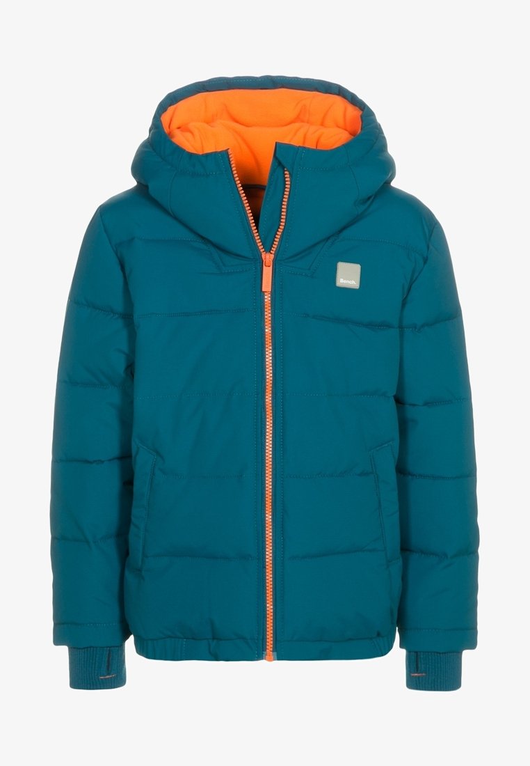 Veste matelassée à capuche couleur sarcelle avec doublure intérieure orange vif et fermeture éclair, poches avant et petit logo Bench sur la poitrine.