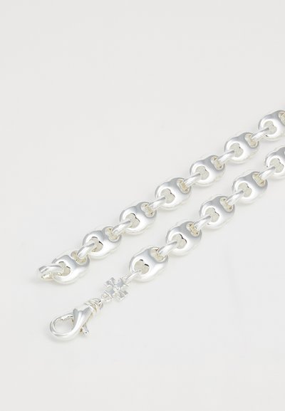 Bracciale in catena d'argento con forme ovali collegate e finitura lucida, dotato di chiusura a moschettone. I dettagli includono un piccolo accento decorativo.