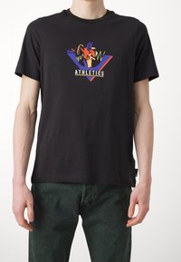 Schwarzes Baumwoll-T-Shirt mit einem bunten, sportlichen Grafikdesign in der Mitte. Kurze Ärmeln, runder Ausschnitt und normale Passform.