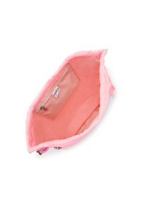 Bolsa de tela rosa con textura suave y un diseño acolchado. En su interior, cuenta con un forro liso y un pequeño bolsillo con cremallera. Bordes reforzados.