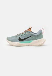 Scarpa da corsa Nike in grigio chiaro e teal. Presenta uno swoosh nero, accenti arancioni e una suola maculata per un tocco di texture in più.