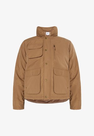 Ruskea pu puff jacket, jossa on korkea kaulus, etuvetoketju, useita taskuja ja napit. Ominaisuuksiin kuuluu kiiltävä pinta ja vuorattu sisus.