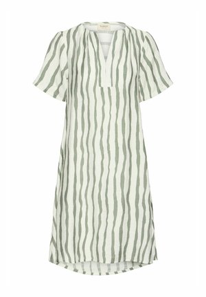 Robe en lin à manches courtes avec un fond texturé blanc et des rayures vertes, un col ouvert, et un ourlet légèrement incurvé.