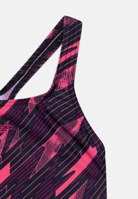 Top de natação multicolorido com riscas abstratas em rosa e preto e padrões geométricos. O material é provavelmente elástico e leve.