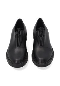 Zwarte leren schoenen met een ronde neus. Ze hebben een gladde textuur en subtiele stiksels aan de voorkant. Vetersluiting met minimale ontwerpelementen.