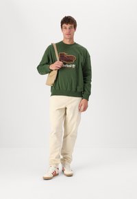 Timberland NEW BOX FIT BADGE CREW NECK - Sweatshirt - black forest green
