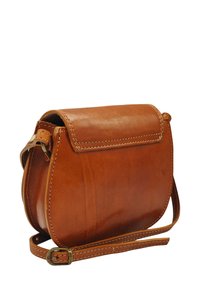 Sac bandoulière en cuir marron avec fermeture à rabat, forme incurvée, bandoulière réglable et détails de couture visibles. Accents matériels minimaux.