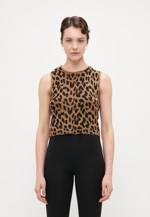 Kuttet ermeløs topp i brunt og svart leopardmønster. Har rund hals og skulderknapper. Materialet ser ut til å være teksturert og strikket.